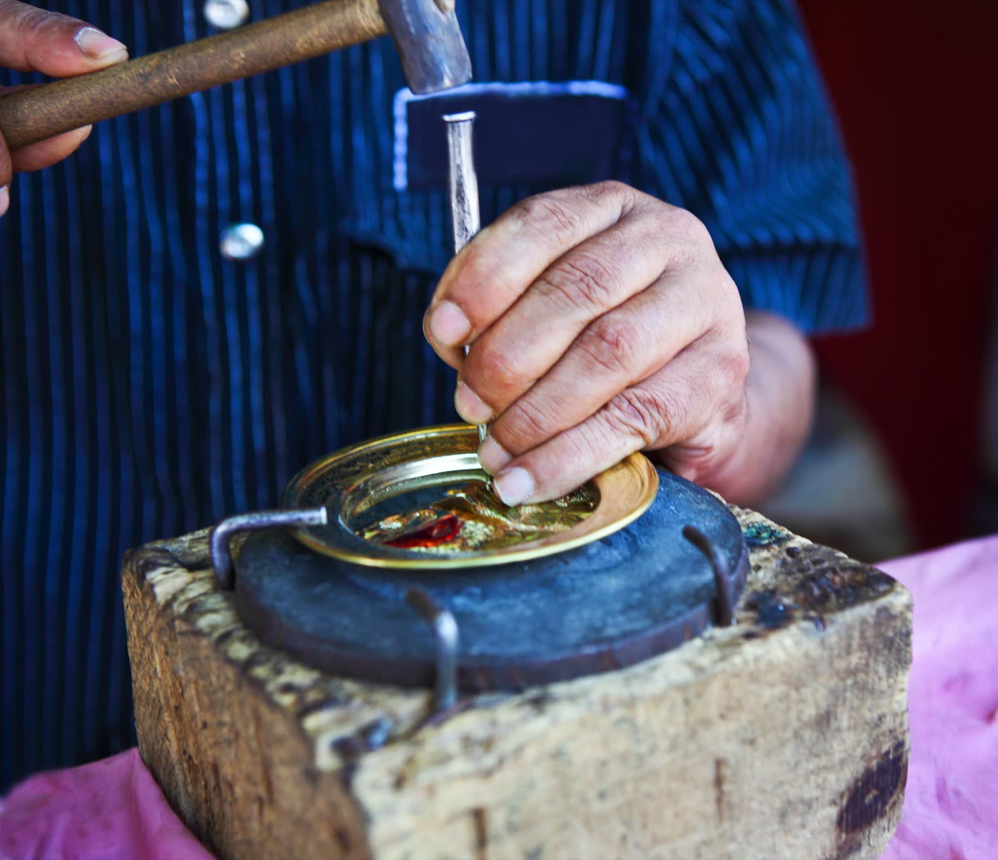 Artesano modelando oro a mano